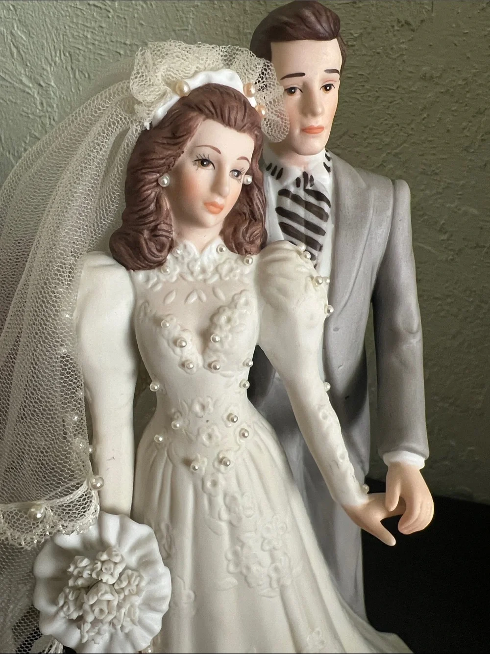 2250”6x10”Musical Classic Bridal Porcelain Decor- White Bride & Gray Groom